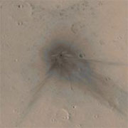Цветной снимок нового кратера ударного происхождения. Фото NASA/JPL-Caltech/Malin Space Science Systems с сайта www.jpl.nasa.gov