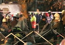 Сотрудники МЧС на месте происшествия. Фото с сайта newsru.com