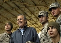 Дональд Рамсфелд и солдаты США в Ираке.Фото АР
