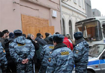 ОМОН и задержанные участники акции. Фото Д.Борко/Грани.Ру
