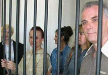 Болгарские медсестры на скамье подсудимых. Фото с сайта YahooNews