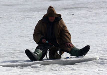  	 Рыбак на льдине. Фото с сайта www.lensart.ru