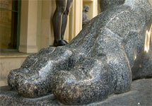 Нога статуи атланта у Эрмитажа. Фото с сайта www.fotolife.org