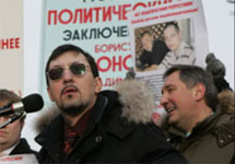 Александр Белов (Поткин) и Дмитрий Рогозин на митинге. Фото с сайта Газеты. Ру