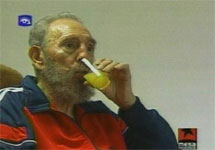 Фидель Кастро пьет сок. Кадр кубинского ТВ-программы Mesa Redonda