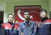 Подозреваемый в убийстве Гранта Динка позирует на фоне турецкого флага. Кадр TV8