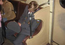 Спящий милиционер в метро. Фото Граней.Ру