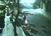 Предполагаемый убийца россиянок уезжает на мотоцикле. Кадр с камеры наблюдения на пляже Паттаи, показанный полицией журналистам. Изображение с сайта Pattaya City News