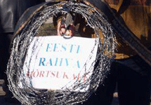 Венок из колючей проволоки в руках Юри Бёма. Фото с сайта delfi.ee