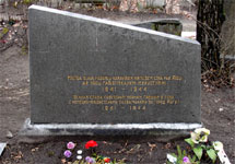 Братская могила советских воинов на Ивановском кладбище в Риге. Фото с сайта memo.rkka.ru