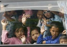Манила. Дети в захваченном автобусе. Фото с сайта YahooNews