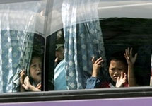 Манила. Дети в захваченном автобусе. Фото АР
