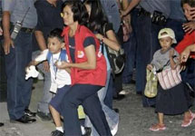 Манила. Дети-заложники покидают автобус. Фото с сайта YahooNews