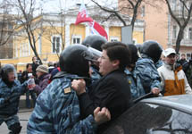 Задержание активиста ОМОНом. Фото А.Карпюк/Грани.Ру