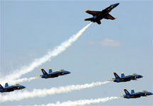 Самолеты группы "Голубые ангелы" заходят на посадку после крушения одного из них. Фото АР