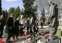 Бронзовый солдат на военном кладбище. Фото с сайта  NEWSru.com