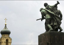 Памятник советско-польскому боевому братству в Варшаве. Фото с сайта gpu-ua.info