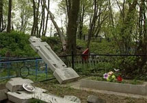 Оскверненное кладбище в Балтийске.  Кадр ГТРК "Калининград"