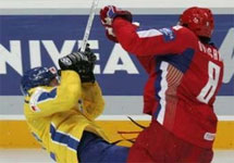 Игровой момент матча Россия-Швеция. Фото с сайта YahooNews