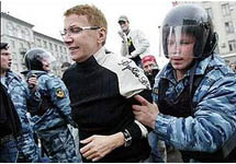 Московская милиция разгоняет гей-парад 27 мая 2006 года. Фото с сайта vdn.dp.ua