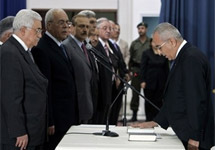 Новый премьер-министр ПНА Салям Файяд присягает на Коране. Фото АР