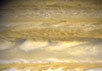 Белая полоса, видимая в верхней части первого изображения, вернула себе коричневый оттенок несколько недель тому назад (второй снимок), в то время как в ее середине появилась дополнительная змееобразная темная особенность. Фото NASA/ESA/A Sanchez-Lavega/A