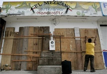 Мексиканцы заколотили свои дома в ожидании урагана. Фото АР
