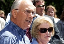 Ларри Крейг с женой делает заявление по поводу скандала. Фото AP