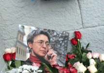 Цветы и портрет Анны Политковской у ее дома на Лесной. 30 августа 2007 года. Фото Граней.Ру