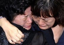 Южнокорейская заложница, освобожденная талибами (справа).  Фото АР
