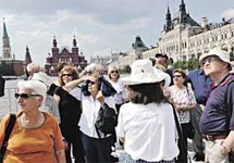 Туристы на Красной площади. Фото с сайта КП