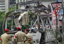 Равалпинди. Остатки автобуса, уничтоженного взрывом. Фото с  сайта YahooNews