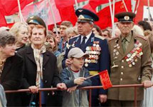 Пенсионеры на митинге .Фото с сайта газеты  "Молодежь Эстонии"