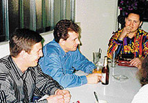 Олег Пылев (в центре). Фото с сайта "Новых Известий"