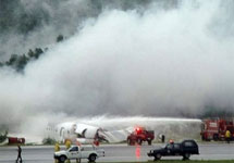Дымящиеся обломки самолета  в аэропорту Пхукета. Фото АР