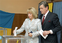 Виктор и Екатерина Ющенко голосуют на выборах в Верховную Раду. Фото пресс-службы Ющенко