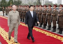 Ким Чен Ир и Но Му Хен в Пхеньяне. Фото АР