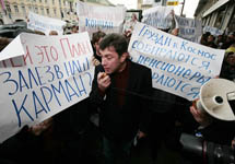 Борис Немцов на пикете у "Седьмого континента". Фото с сайта СПС
