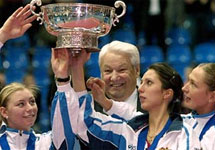 Борис Ельцин и женская сборная России по теннису. Фото Reuters