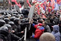 Украинские националисты штурмуют кордон. Фото Reuters