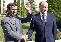 Махмуд Ахмадинеджад и Владимир Путин пожимают руки. Фото с сайта YahooNews