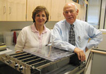 Парвин Хакими (слева) и Ричард Хэнсон в лаборатории. Фото Case Western Reserve University с сайта news.zdnet.com