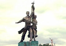Скульптура "Рабочий и колхозница". Кадр НТВ с сайта Лента.Ру