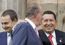 Уго Чавес обнимает Хуана Карлоса. Фото АР (сделано до скандала)