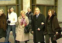 Супруги Путины идут голосовать. Кадр "Вестей"