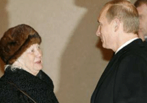 Владимир Путин с избирательницей. Фото АР