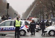 На месте взрыва в Париже. Фото АР