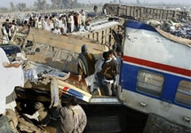 Крушение поезда в Пакистане. Фото АР