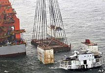 Древний корабль поднимали при помощи крана и специального контейнера. Фото с сайта BBC News