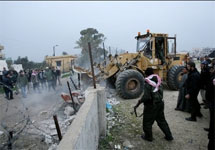 Палестинцы рушат стену между сектором  Газы и Египтом. Фото с сайта YahooNews